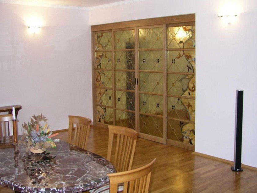 Перегородка для гостиной с цветным стеклом и декоративными вставками Ульяновск