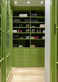 Г-образная гардеробная комната в зеленом цвете Ульяновск